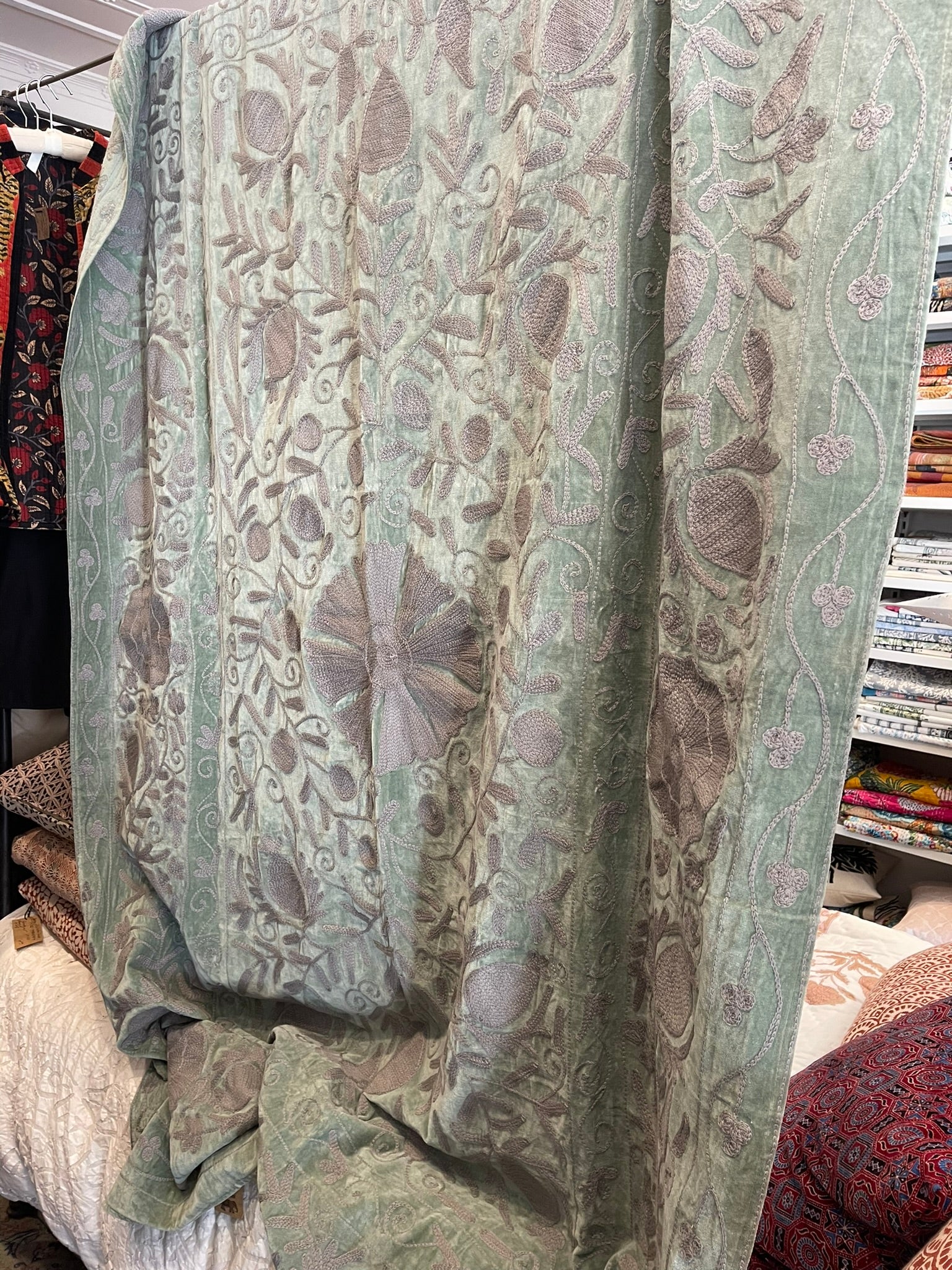 VELVET SUZANI - Lichen Green