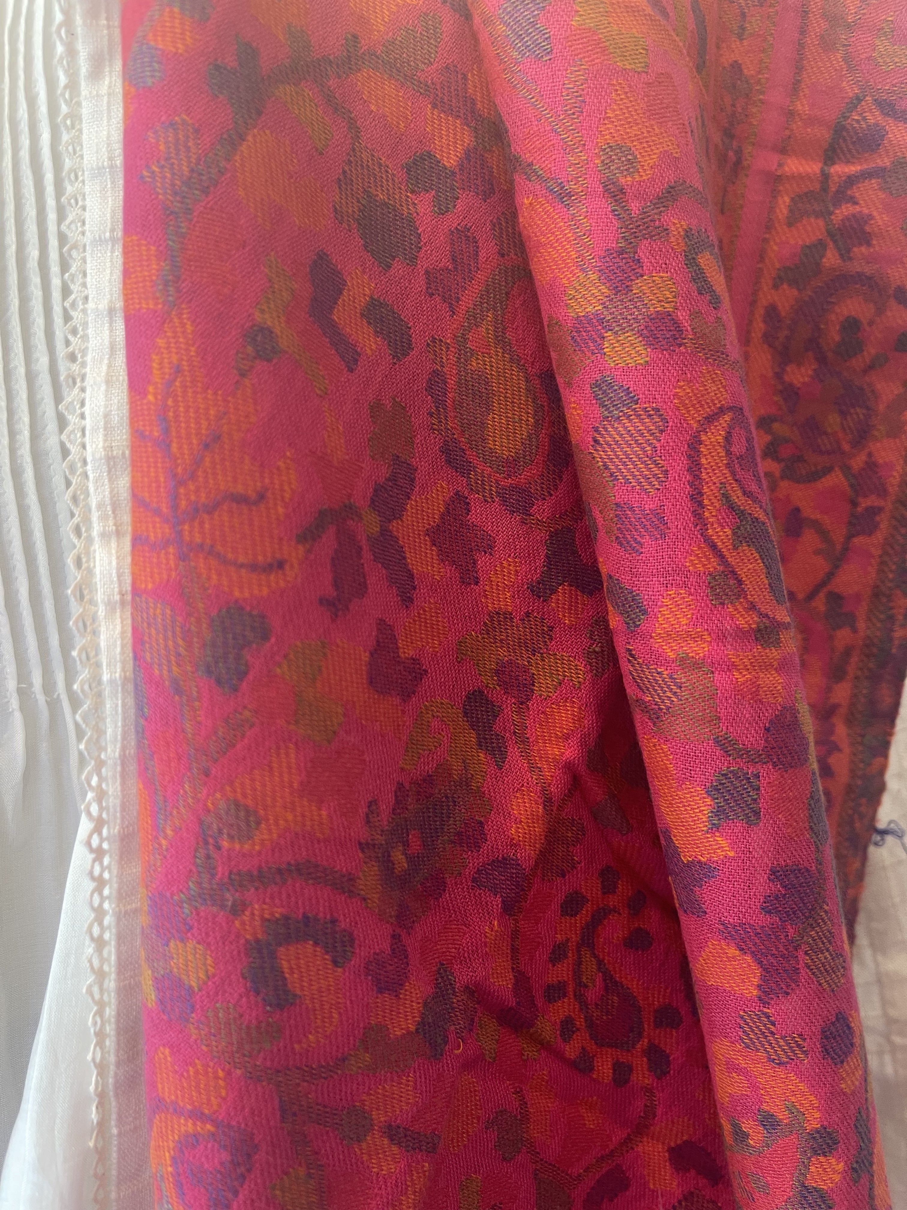 Detailed woven wool - Indian Floral