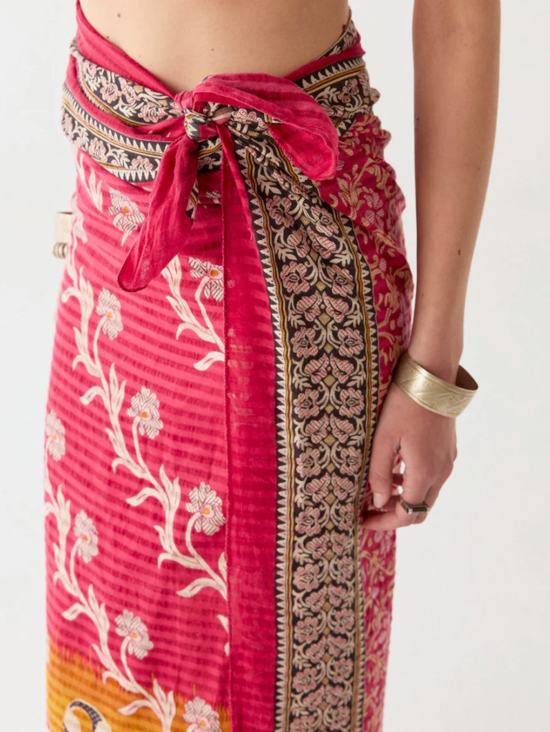 Maison Hotel Byron Sarong - Red Stuart