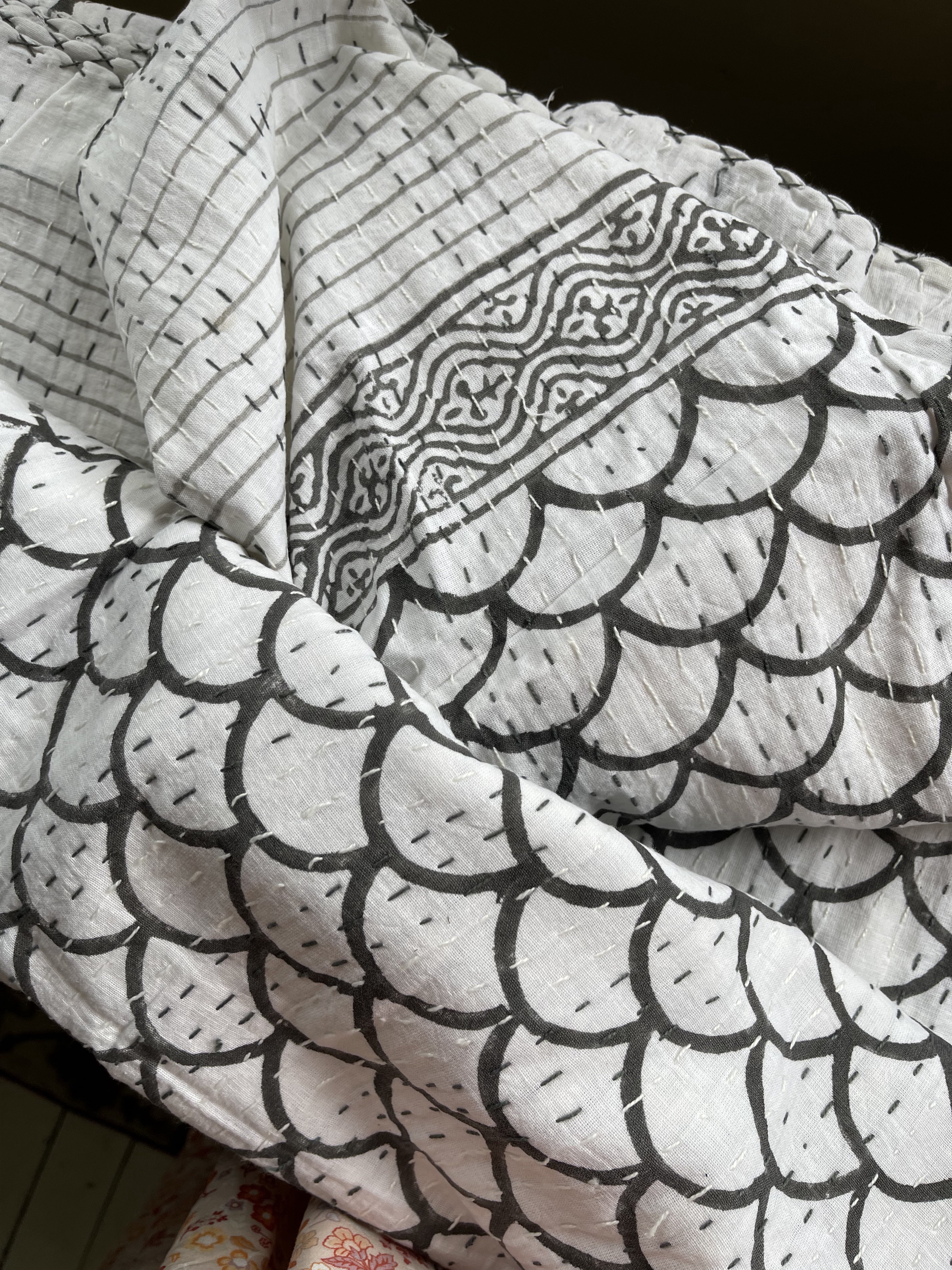 KANTHA - FANS IN CHARCOAL