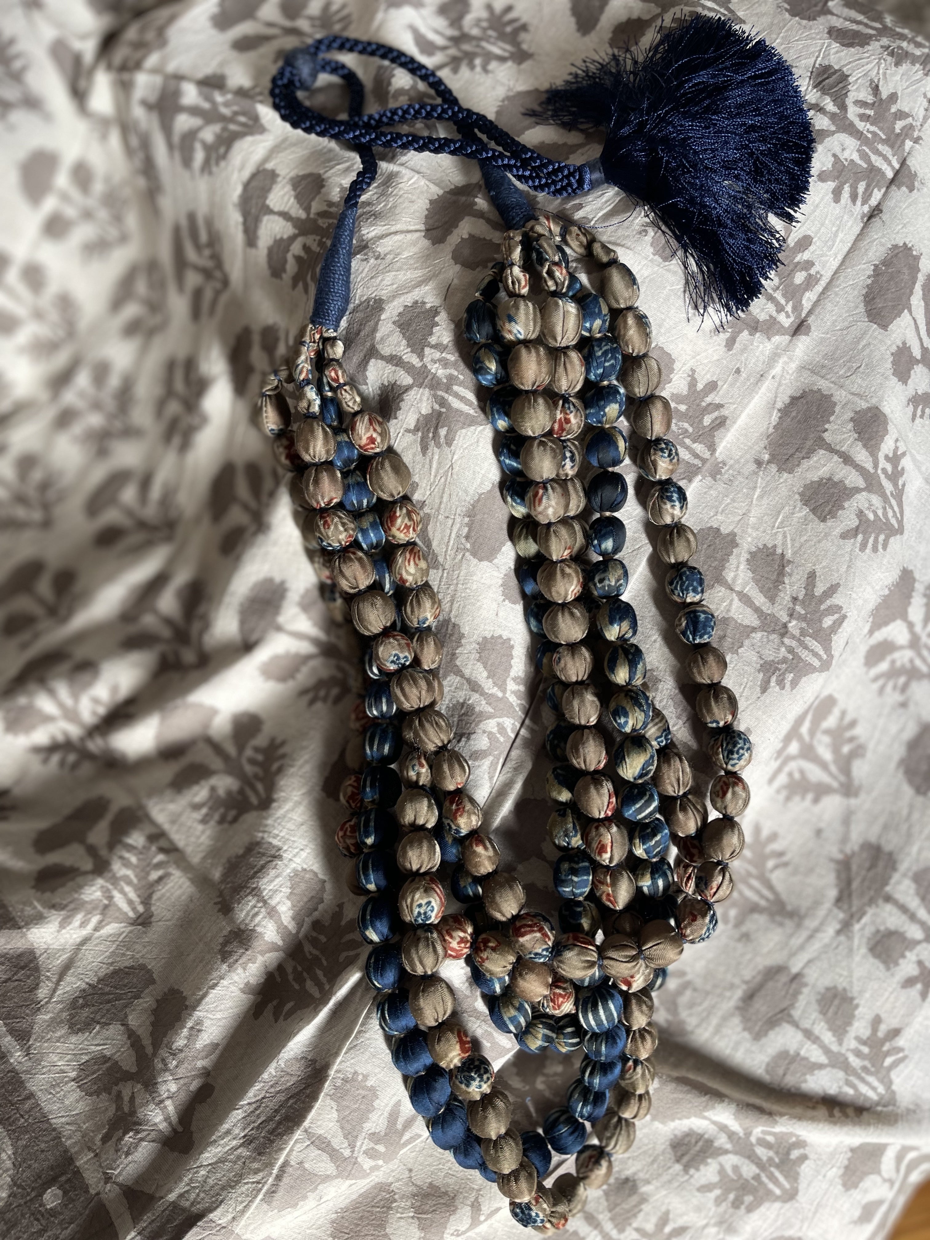 FIVE STRING SARI BEAD NECKLACE - Stone