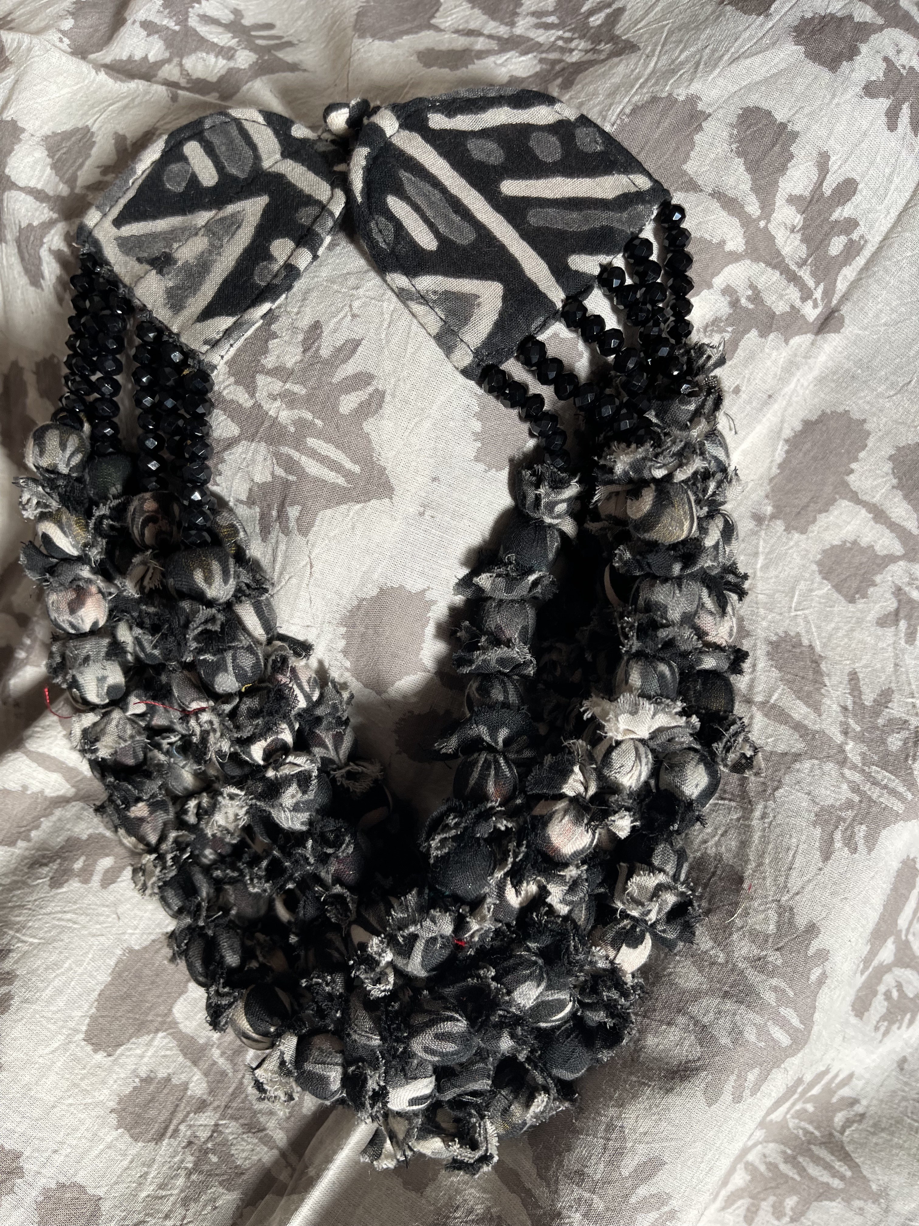 SIX STRING SARI BEAD COLLAR - Monochrome