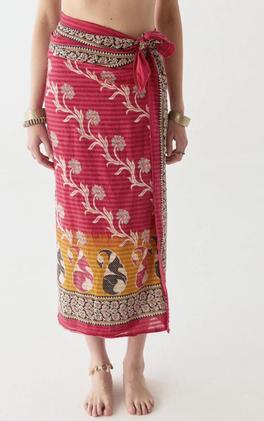 Maison Hotel Byron Sarong - Red Stuart