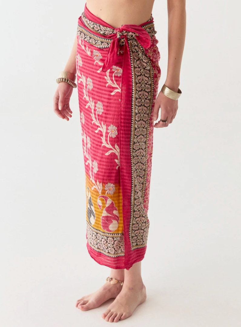 Maison Hotel Byron Sarong - Red Stuart